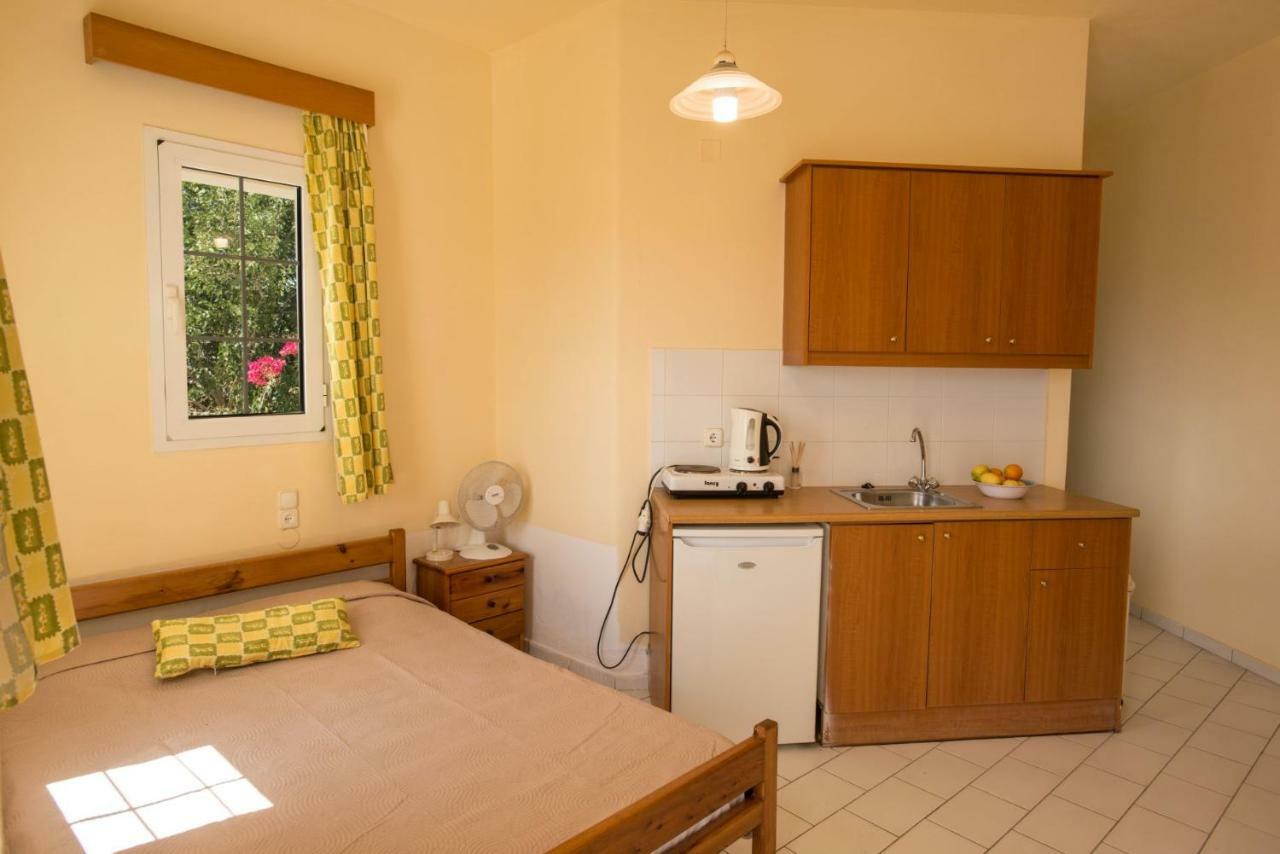 Kazakis Nikos Rooms Pitsidia Exterior foto